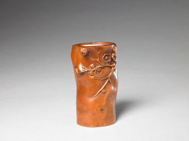 黄杨木雕梅花纹笔筒