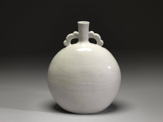 甜白如意耳扁壶