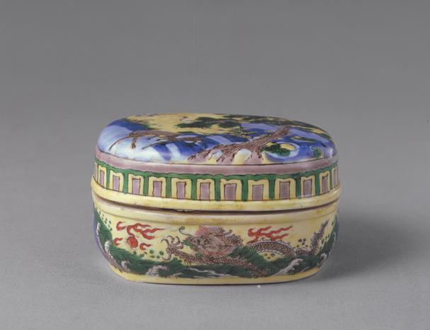 黄地素三彩加红松鹿图椭圆盖盒