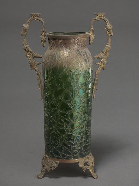 镶铜绿玻璃双耳三足罐