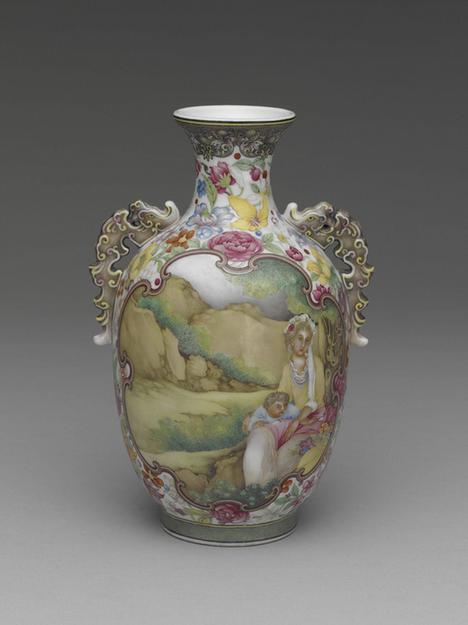 珐瑯彩开光花卉仕女螭耳瓶