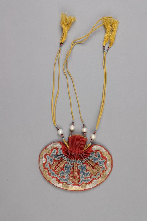 红色缎平金锁绣福禄寿纹腰圆荷包