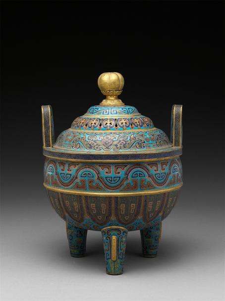 掐丝珐琅蝉纹带盖三足炉