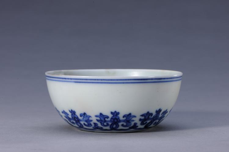 成化款青花梵文卧足碗