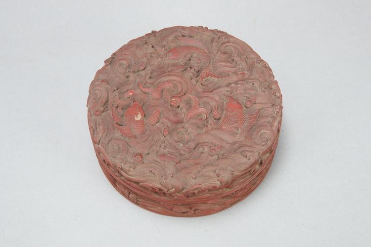 剔红落花流水游鱼纹圆盒