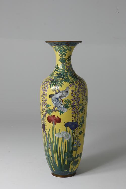 黄地藤萝灰鸽纹七宝烧大瓶