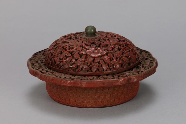 剔红花卉纹八方委角盒