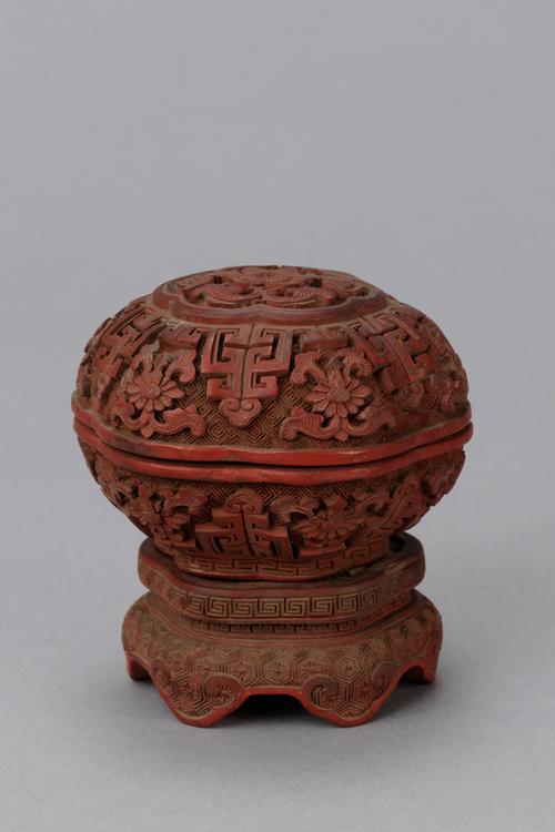 剔红缠枝莲纹带座梅花式盒