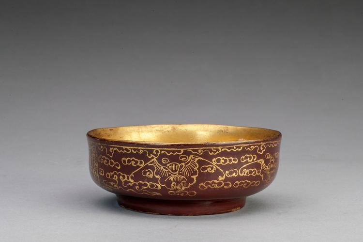 紫漆描金云蝠纹墩式碗