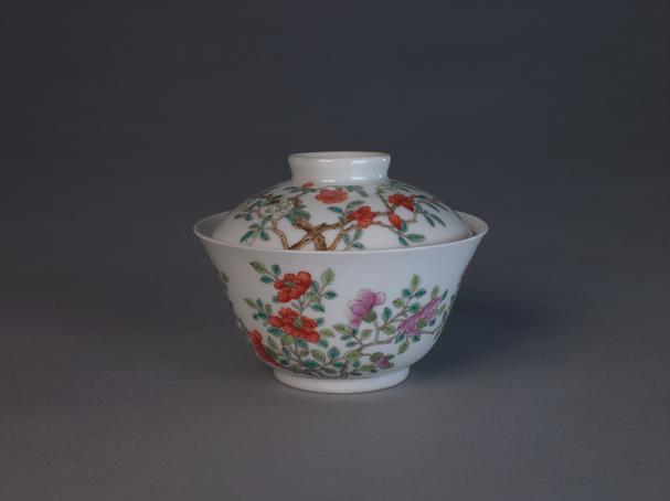 睿邸退思堂款粉彩石榴花纹盖碗