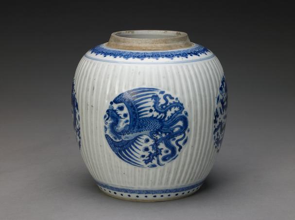 青花团龙凤纹瓜棱罐