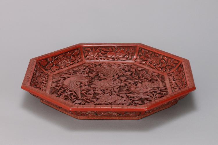 剔红双凤牡丹纹八方盘