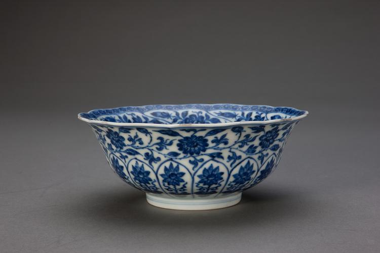 青花纹葵瓣口碗
