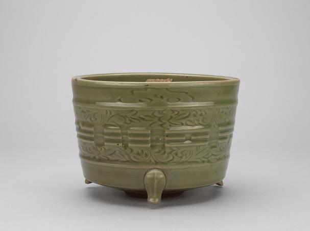 龙泉窑青釉刻花八卦纹三足炉