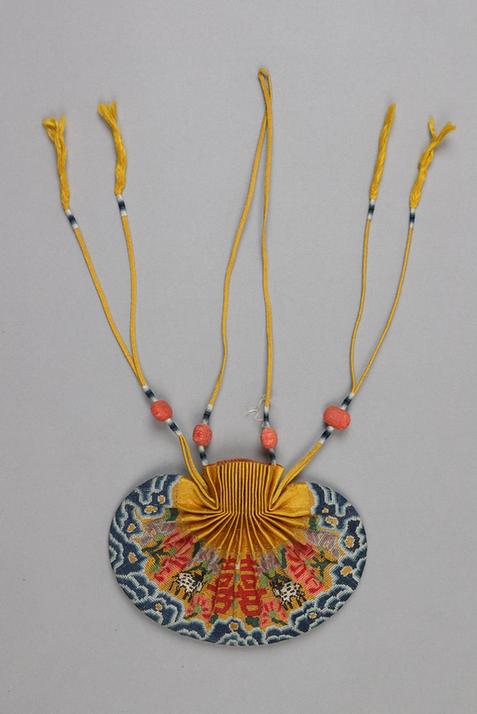 黄色缎口满纳菊花双喜小羊纹腰圆荷包