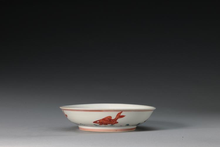 白地绿彩海水红彩四鱼纹盘