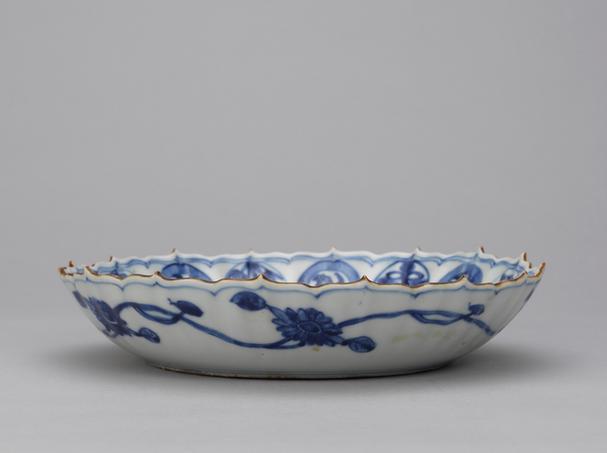 成化款青花锦地白兔纹莲瓣口盘