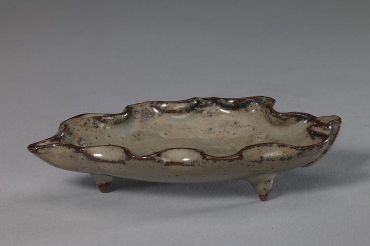 石湾窑灰白釉楸叶式洗