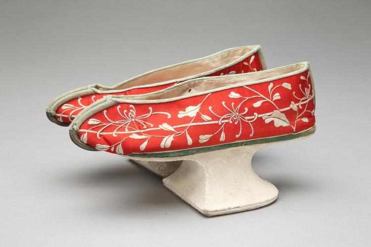 红色缎绣菊花纹花盆底夹鞋