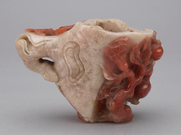 红玛瑙雕桃椿花插