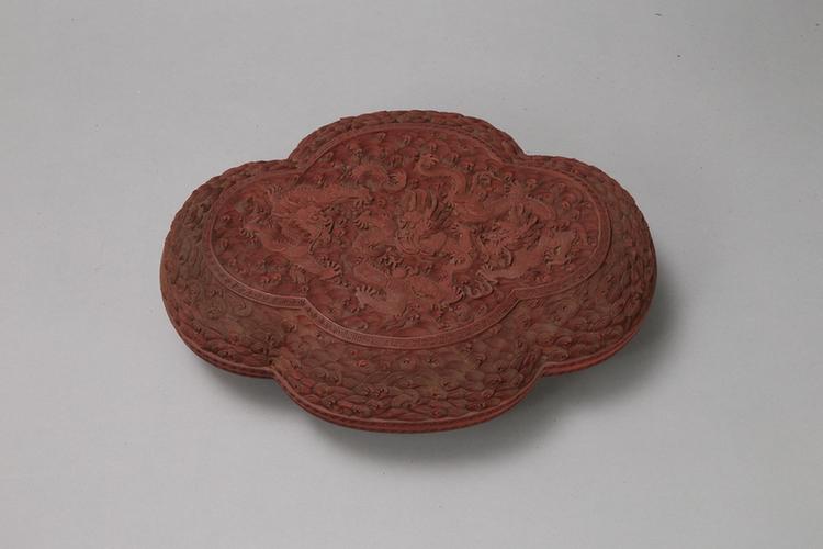 剔红海水龙珠纹海棠式盒