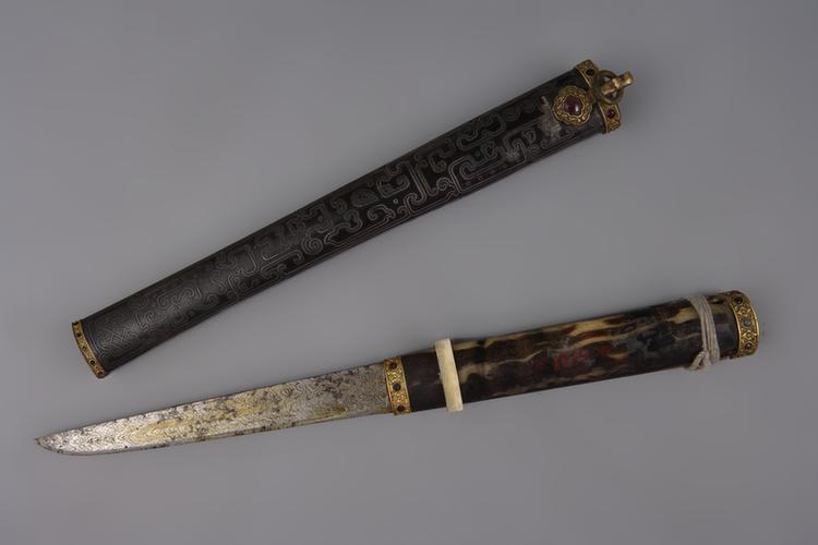 犀角嵌银丝包铜镀金嵌料宝石牛角柄鞘刀