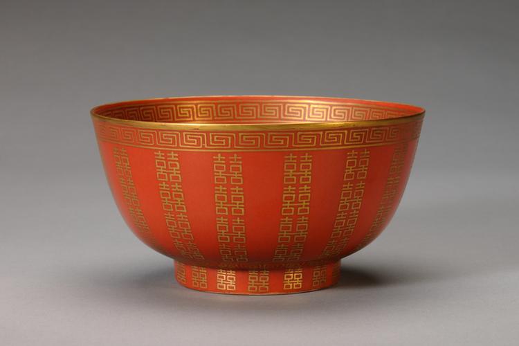 长春同庆款矾红地描金双喜字碗