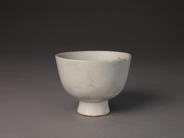 青白釉高足杯