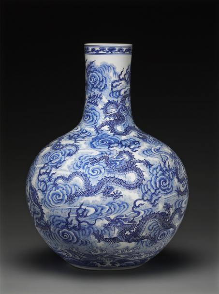 青花海水云龙纹天球瓶