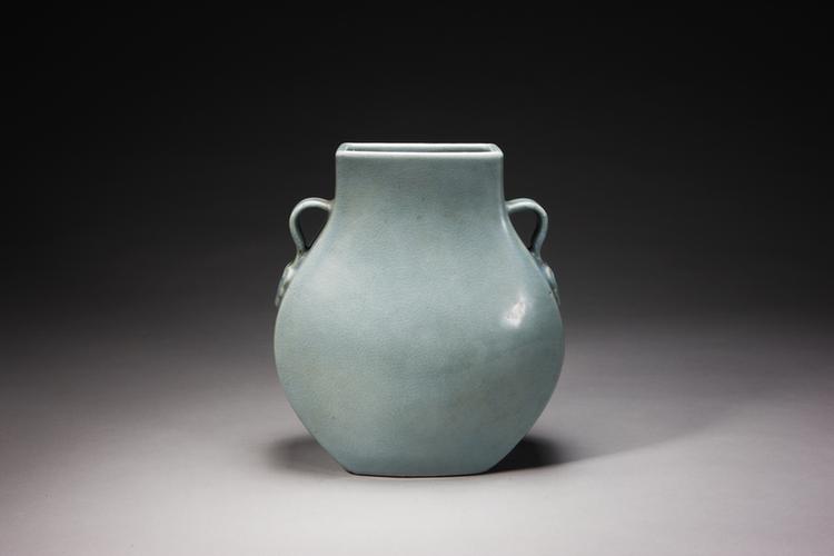 雍正款仿汝釉如意耳扁瓶