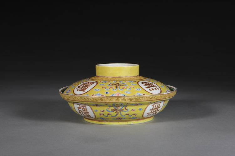 光绪款黄地粉彩卍字开光“万寿无疆”盖碗