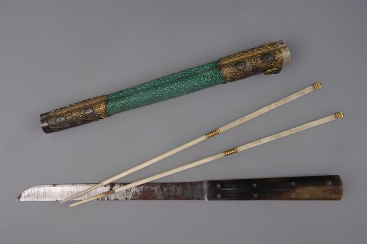 绿皮包铜镀金牛角柄鞘刀