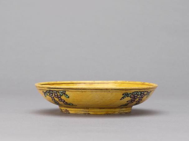 万历款黄地紫绿彩龙纹盘