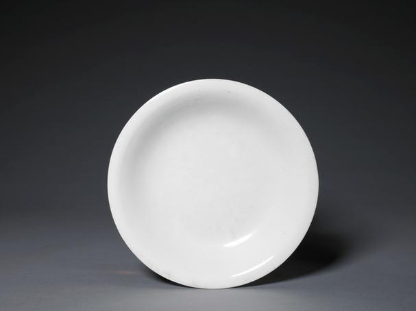 德化窑白釉暗刻牡丹纹盘