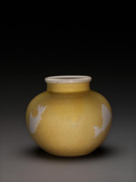 成化款黄釉白鱼纹石榴尊