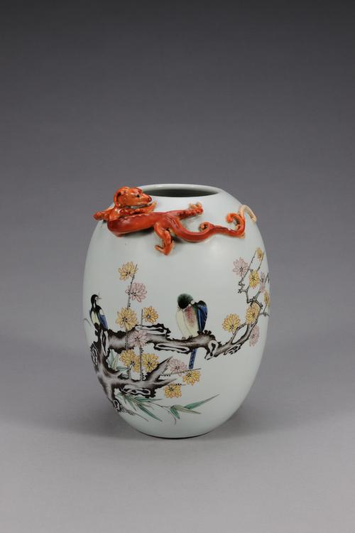 粉彩花鸟雕螭虎图橄榄尊