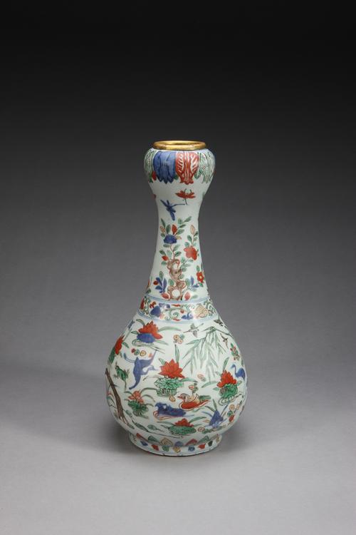 五彩鹭莲纹长颈瓶