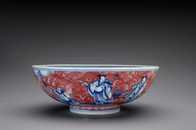 乾隆款青花釉里红海水八仙图碗