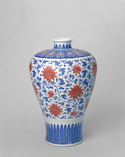 乾隆款青花釉里红缠枝莲纹梅瓶