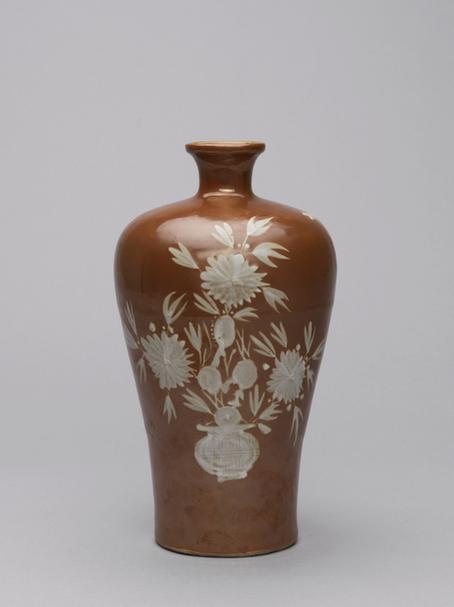 酱釉白花花卉纹梅瓶