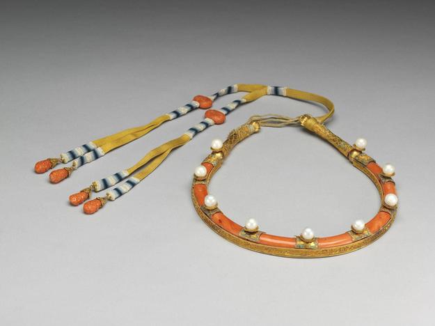 金嵌东珠珊瑚领约