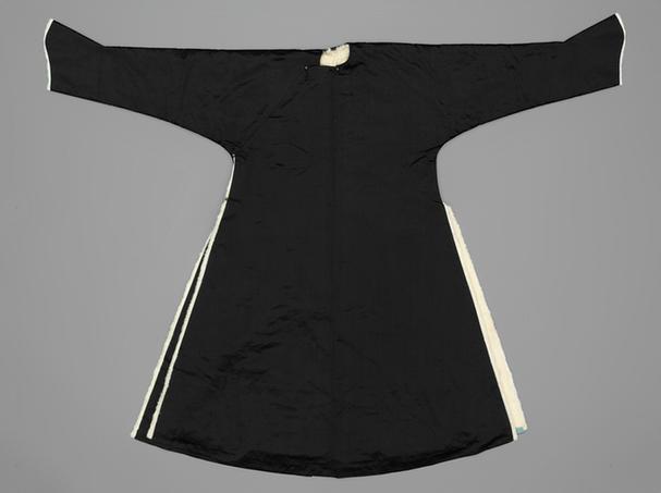 青色素缎上羊皮下银鼠皮女常服袍