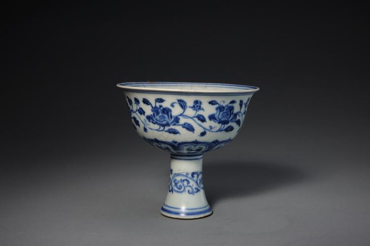 宣德款青花缠枝花卉纹高足碗