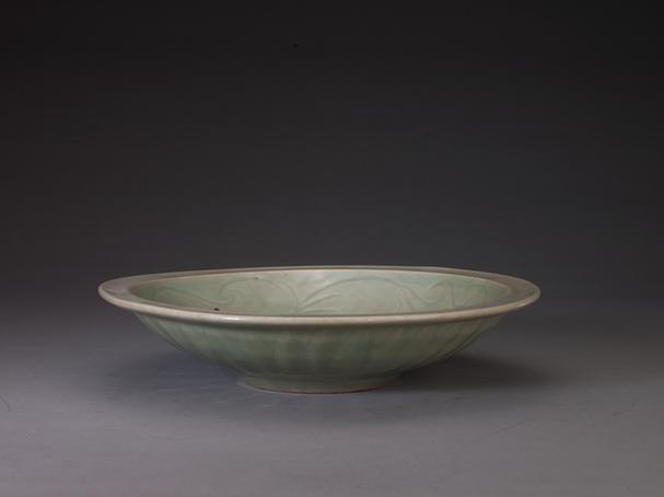 龙泉窑青釉凸雕云龙纹折沿盘