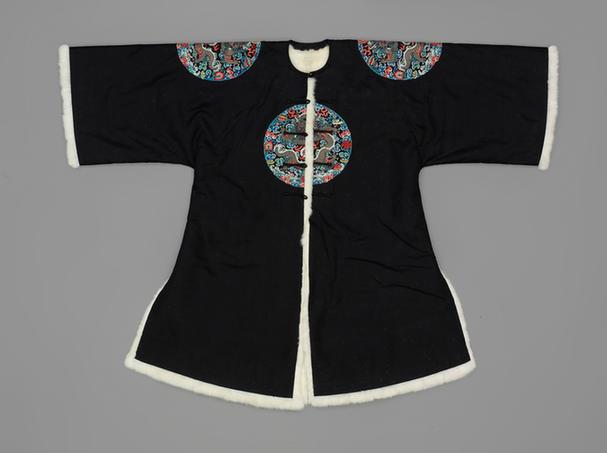 石青色绸绣四团彩云金龙纹银鼠皮衮服