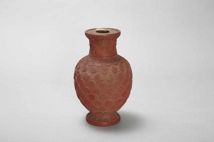 剔红团寿纹如意耳瓶