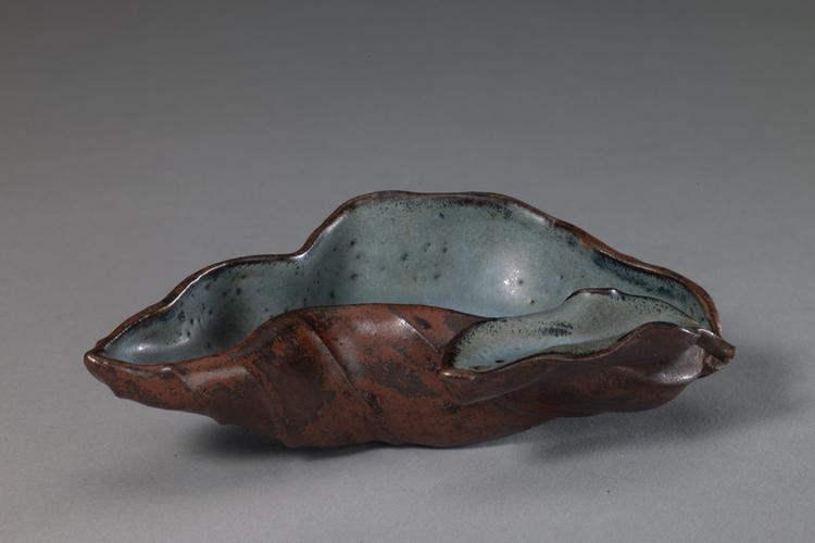 宜兴窑天蓝釉芙蓉叶式洗