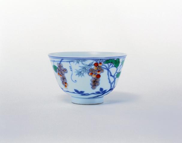 成化款斗彩葡萄荔枝纹杯