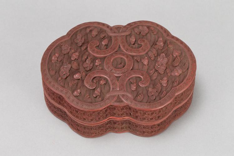 剔红落花流水纹如意式盒