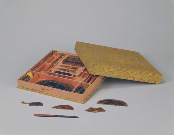 描金夔凤玳瑁什锦梳具